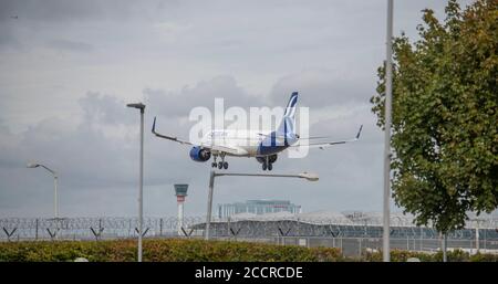 Aeroporto di Heathrow, Londra, Regno Unito. 24 agosto 2020. Aegean Airlines Airbus A320 SX-NEB da Atene sull'avvicinamento finale alla pista 27L Foto Stock