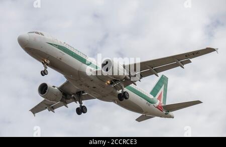 Aeroporto di Heathrow, Londra, Regno Unito. 24 agosto 2020. Alitalia Airbus A320 EI-EIC da Roma in avvicinamento finale alla pista 27L Foto Stock