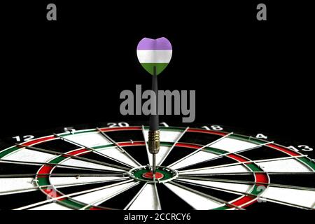 La bandiera dell'orgoglio genderqueer è presente nel gioco da tavolo dart, il concetto di raggiungimento degli obiettivi. Foto Stock
