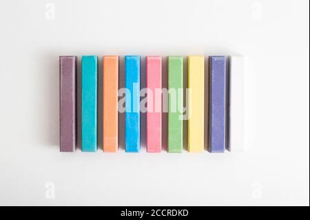 Pastelli multicolori per bambini per disegnare su uno sfondo bianco, isolare, pastelli multicolori per disegnare su uno sfondo bianco, isolare. Foto Stock
