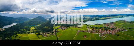 Panorama dal tramonto aria Forggensee e Schwangau, in Germania, in Baviera Foto Stock