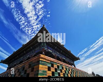 (200824) -- PECHINO, 24 agosto 2020 (Xinhua) -- Foto scattata con un telefono cellulare mostra un padiglione al parco di Jingshan a Pechino, capitale della Cina, 24 agosto 2020. (Xinhua/Xu Jinquan) Foto Stock