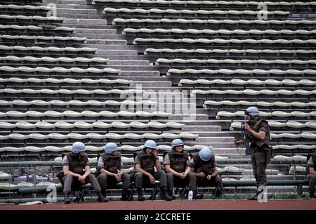 26 aprile 1994 durante l'assedio di Sarajevo: All'interno dello stadio di Koševo, i soldati francesi si siedono davanti alle terrazze vuote, assicurando una zona di atterraggio durante l'atterraggio di civili da Goražde. Foto Stock