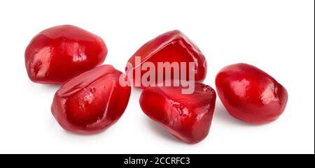 Mucchio di semi di melograno freschi isolati su sfondo bianco con tracciato di ritaglio e profondità di campo completa. Foto Stock