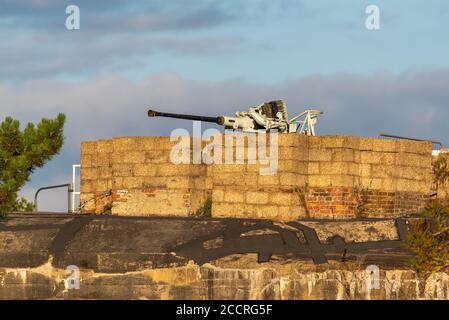 Bofors 40 mm pistola anti-aereo sul tetto di a Coalhouse Fort, East Tilbury, Thurrock, Essex, UK. Pistola Bofors in tempo di guerra in emplement pistola fortificata Foto Stock