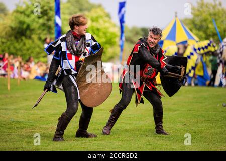 La giostra medievale tornò al Castello e ai Giardini di Hever a Kent questo fine settimana a seguito di una serie di eventi annullati durante l'estate a causa di Coronavirus. Gli attori che compongono ‘i Cavalieri dell'Inghilterra reale’ sono raffigurati per intrattenere la folla con esilaranti esposizioni di azione, acrobazie, cascate e combattimenti in un'autentica arena completa di Royal Box. La giostra torna per le festività del prossimo fine settimana. I biglietti devono essere prenotati in anticipo. Il castello di Hever ha commentato a causa di Covid-19: "Normalmente una giornata di giostre attirerebbe fino a 4,500 visitatori, ma il castello di Hever è attualmente in esecuzione a und Foto Stock