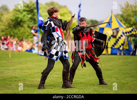 La giostra medievale tornò al Castello e ai Giardini di Hever a Kent questo fine settimana a seguito di una serie di eventi annullati durante l'estate a causa di Coronavirus. Gli attori che compongono ‘i Cavalieri dell'Inghilterra reale’ sono raffigurati per intrattenere la folla con esilaranti esposizioni di azione, acrobazie, cascate e combattimenti in un'autentica arena completa di Royal Box. La giostra torna per le festività del prossimo fine settimana. I biglietti devono essere prenotati in anticipo. Il castello di Hever ha commentato a causa di Covid-19: "Normalmente una giornata di giostre attirerebbe fino a 4,500 visitatori, ma il castello di Hever è attualmente in esecuzione a und Foto Stock