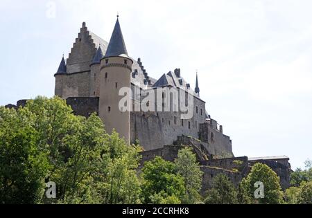 Vianden, Lussemburgo il 21 luglio 2020: Il vecchio e restaurato castello Vianden Foto Stock