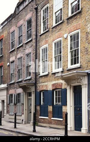 Georgian terrazzato Huguenot casa di città mercantile di seta in Spitafields East End di Londra, Inghilterra Regno Unito che è una destinazione turistica popolare di viaggio Foto Stock