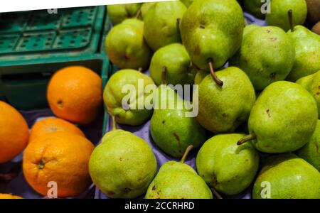 Frutti di pera, un albero del genere Pyrus L., famiglia Rosaceae, dei frutti più importanti delle regioni temperate. Dalla stessa famiglia di cespugli di rose, app Foto Stock