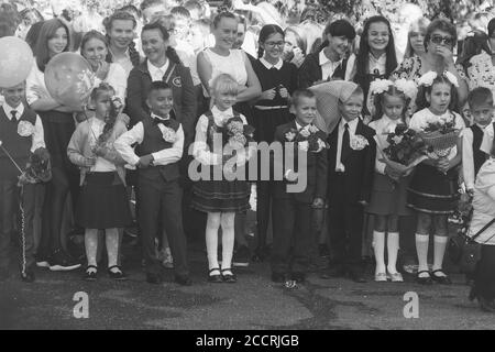 Adygea, Russia - 1 Settembre 2017: bambini con mazzi di fiori iscritti in prima classe presso la scuola di inaugurazione dell anno scolastico in Foto Stock