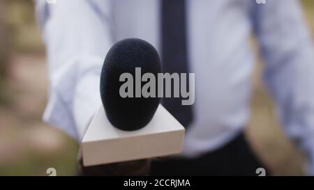 reporter con microfone, primo piano. Foto di alta qualità Foto Stock