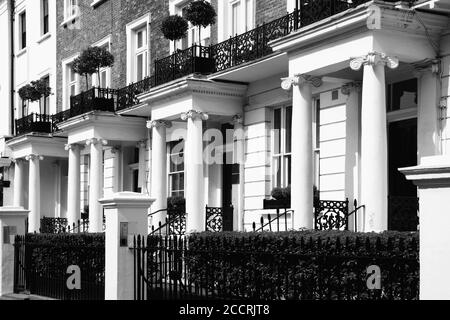 Immagine in bianco e nero di un costoso georgiano Regency vecchio stile Case a schiera in stile architettonico a Notting Hill Kensington London Inghilterra Foto Stock