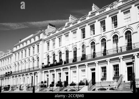 Immagine in bianco e nero di un costoso georgiano Regency vecchio stile Case a schiera in stile architettonico a Notting Hill Kensington London Inghilterra Foto Stock