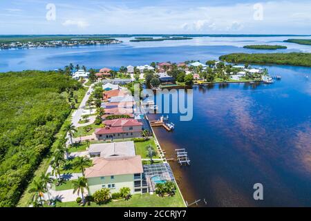 Florida, Matlacha Isles Shores, Matlacha Pass Aquatic Preserve, Shoreview Drive case sul lungomare, vista aerea dall'alto dell'occhio di uccello sopra, i visitatori viaggiano tr Foto Stock