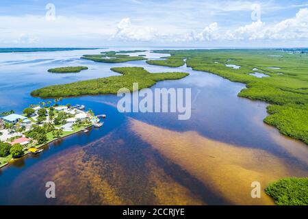 Florida, Isole Matlacha Shores, Matlacha Pass Aquatic Preserve, Shoreview Drive case, isole mangrovie, vista aerea dall'alto dell'uccello, tra visitatori Foto Stock