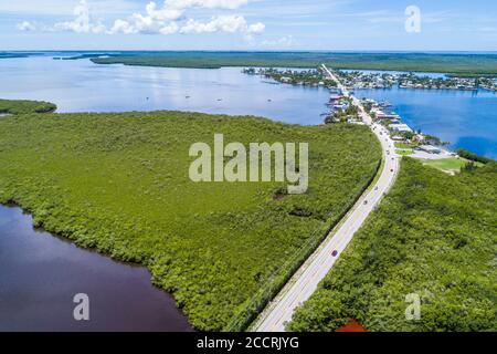 Florida,Matlacha Isles Shores,Matlacha Pass Aquatic Preserve,Pine Island Road,strada,isola di mangrovie,vista aerea dall'alto dell'uccello sopra,visitatori t Foto Stock