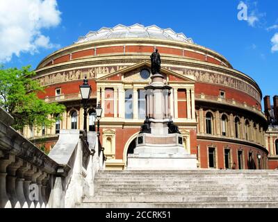 Il teatro Royal Albert Hall di Kensington Londra Inghilterra Inaugurato nel 1871, dove si tiene il concerto classico Proms ogni anno ed è una strada popolare Foto Stock