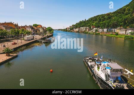 Heidelberg/Baviera, Germania - 24 giugno 2020: Heidelberg città con il vecchio ponte Karl Theodor sul fiume Neckar nel Baden-Wurttemberg, Germania Foto Stock