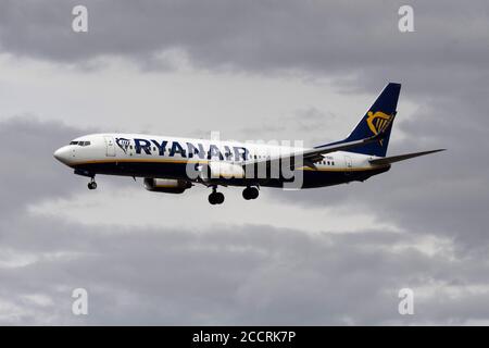 24 agosto 2020, Hessen, Francoforte sul meno: Un aereo passeggeri di Ryanair si avvicina all'aeroporto di Francoforte prima delle nuvole scure. Foto: Boris Roessler/dpa Foto Stock