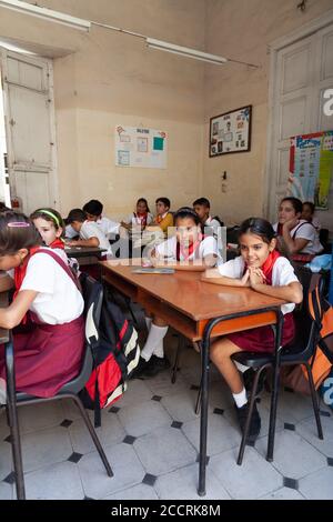 Sancti Spiritus, Cuba - 4 febbraio 2015: Bambini pionieri a scuola Foto Stock