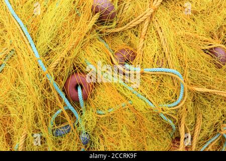 Reti da pesca e corda con boe colate sul porto Foto Stock