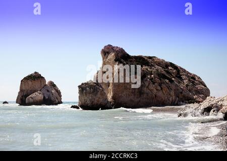 Roccia di Afrodite (Petra Tou Romiou Afrodite's Rock ) luogo di nascita della dea greca dell'amore, su una spiaggia costiera nella parte occidentale di Cipro tra Paphos Foto Stock