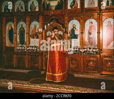 Adygea, Russia - 8 novembre 2017: Un giovane diacono cessa il censore davanti all'altare alla divina Liturgia nella Chiesa ortodossa Foto Stock