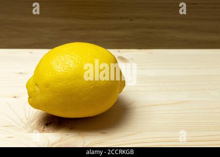 limoni in un tavolo in un cuoco Foto Stock