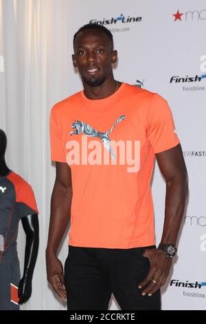 ***FOTO DEL FILE*** Usain Bolt Test positivi per COVID-19. NEW YORK - June11: L'uomo più veloce del mondo e l'atleta Puma, Usain Bolt si pone per le foto e firma autografi per i fan a Macy's Herald Square a New York City il 11 giugno 2015. Credito: Diego Corredor/MediaPunch Foto Stock