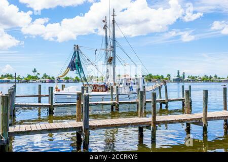 Florida,Matlacha,Isles Shores Pass,Waterfront,dock,battello per gamberetti commerciali,i visitatori viaggiano tour turistico turistico luoghi di interesse, Foto Stock