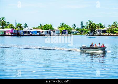 Florida,Matlacha,Isles Shores Pass,acqua,dinghy,piccola barca,barca,motore fuoribordo,visitatori viaggio di viaggio turistico turismo punti di riferimento, c Foto Stock