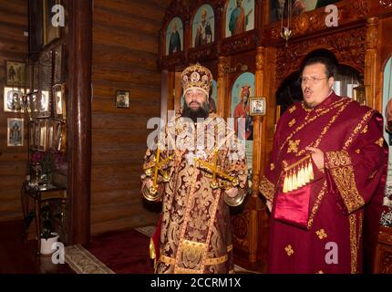 Adygea, Russia - 8 novembre 2017: L Arcivescovo e l arcidiacono servono alla divina Liturgia nella Chiesa ortodossa Foto Stock