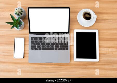 Disposizione piatta di laptop, smartphone e tablet con schermo vuoto Foto Stock