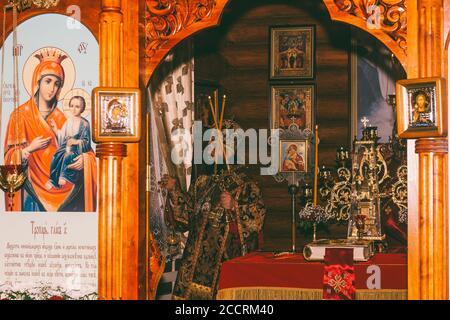Adygea, Russia - 8 novembre 2017: L Arcivescovo serve alla divina Liturgia nell altare della Chiesa ortodossa Foto Stock