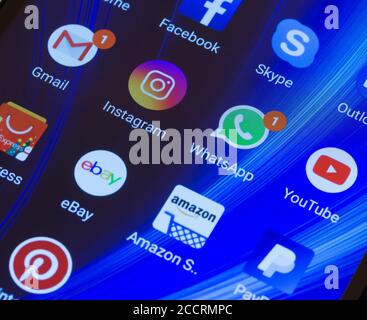Adygea, Russia - 2 Gennaio 2018: WhatsApp, YouTube instagram, Facebook, Skype e altre app icone sullo schermo dello smartphone Xiaomi Foto Stock