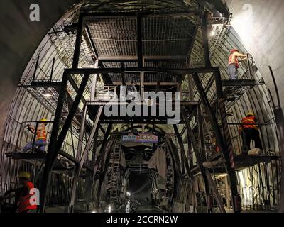 (200824) -- PECHINO, 24 agosto 2020 (Xinhua) -- la gente lavora nel luogo di costruzione di un tunnel della ferrovia Cina-Laos nel Laos settentrionale, 29 aprile 2020. (Sinohidro 3/Hangout via Xinhua) Foto Stock