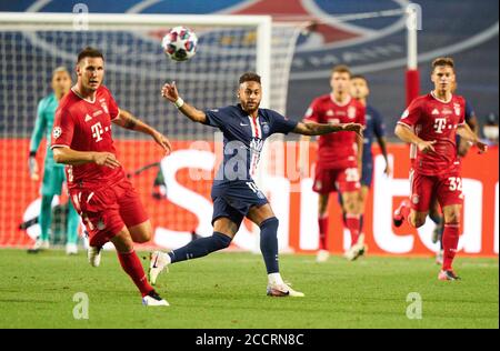 Lisbona, Portogallo. 23 agosto 2020. Calcio primo: 23.08.2020 Champions League final FC Bayern Monaco di Baviera, Monaco di Baviera, Monaco di Baviera - Parigi Saint Germain 1: 0 duelli, NEYMAR, PSG 10 competere per la palla, affrontare, duello, header, duello, azione, lotta contro Niklas SUELE, FCB 4 sulle Peter Schatz/Pool/via/firosportphoto - le NORMATIVE UEFA PROIBISCONO QUALSIASI USO DI FOTOGRAFIE come SEQUENZE DI IMMAGINI e/o QUASI-VIDEO - Notizie nazionali e internazionali FUORI uso editoriale SOLO | utilizzo in tutto il mondo credito: notizie dal vivo su dpa/Alamy Foto Stock