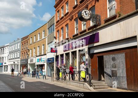 Maidenhead, Berkshire, Regno Unito. 4 maggio 2020. Le persone si accodano fuori dalla banca occidentale di Nat a Maidenhead High Street, Berkshire e praticano la distanza sociale mentre aspettano di entrare nel ramo durante il blocco di Coronavirus Pandemic. Credito: Maureen McLean/Alamy Foto Stock