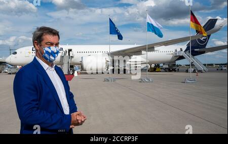 Monaco, Germania. 24 Agosto 2020. Markus Söder (CSU), Ministro Presidente della Baviera, è in piedi sul asfalto all'aeroporto di Monaco di Baviera, davanti a un aereo Lufthansa in cui la squadra del FC Bayern ha volato a casa dopo aver vinto la finale della Champions League. Credit: Peter Kneffel/dpa/Alamy Live News Foto Stock