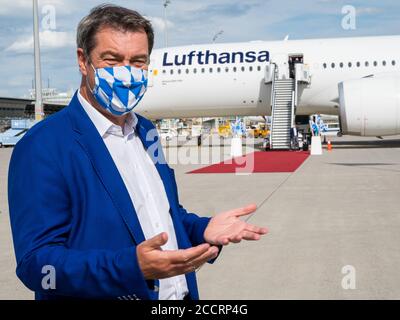 Monaco, Germania. 24 Agosto 2020. Markus Söder (CSU), Ministro Presidente della Baviera, è in piedi sul asfalto all'aeroporto di Monaco di Baviera, davanti a un aereo Lufthansa in cui la squadra del FC Bayern ha volato a casa dopo aver vinto la finale della Champions League. Credit: Peter Kneffel/dpa/Alamy Live News Foto Stock