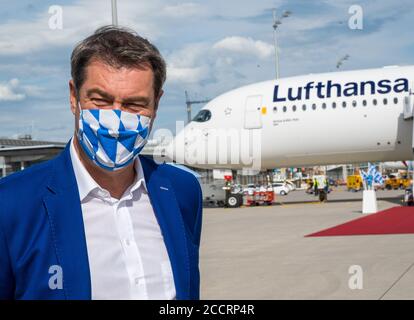 Monaco, Germania. 24 Agosto 2020. Markus Söder (CSU), Ministro Presidente della Baviera, è in piedi sul asfalto all'aeroporto di Monaco di Baviera, davanti a un aereo Lufthansa in cui la squadra del FC Bayern ha volato a casa dopo aver vinto la finale della Champions League. Credit: Peter Kneffel/dpa/Alamy Live News Foto Stock