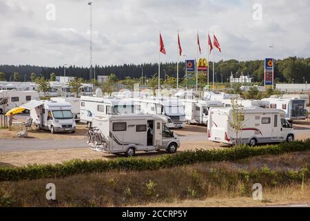 ORKELLJUNGA, SVEZIA - 29 LUGLIO 2013: Il parcheggio per camper a Skaneporten, a Orkelljunga, è un luogo molto popolare per le competizioni automobilistici. Foto Stock