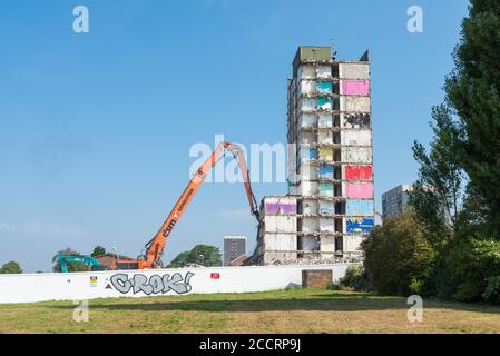 È in corso la demolizione di Heath House Tower Block a Druids Heath, Birmingham, da parte della società di demolizione DSM Foto Stock