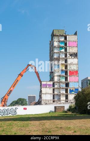 È in corso la demolizione di Heath House Tower Block a Druids Heath, Birmingham, da parte della società di demolizione DSM Foto Stock