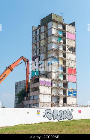 È in corso la demolizione di Heath House Tower Block a Druids Heath, Birmingham, da parte della società di demolizione DSM Foto Stock