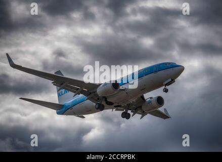 Aeroporto di Heathrow, Londra, Regno Unito. 24 agosto 2020. Operazioni verso ovest gli arrivi degli aeromobili sulla pista meridionale 27L dopo la chiusura per le riparazioni effettuate, mentre il traffico aereo è stato ridotto durante il peggiore blocco COVID-19. Immagine: Volo KLM Boeing 737 in arrivo da Amsterdam. Credit: Malcolm Park/Alamy Live News. Foto Stock