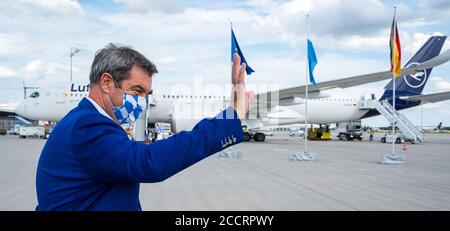 Monaco, Germania. 24 Agosto 2020. Markus Söder (CSU), Ministro Presidente della Baviera, è in piedi sul asfalto all'aeroporto di Monaco di Baviera, davanti a un aereo Lufthansa in cui la squadra del FC Bayern ha volato a casa dopo aver vinto la finale della Champions League. Credit: Peter Kneffel/dpa-Pool/dpa/Alamy Live News Foto Stock