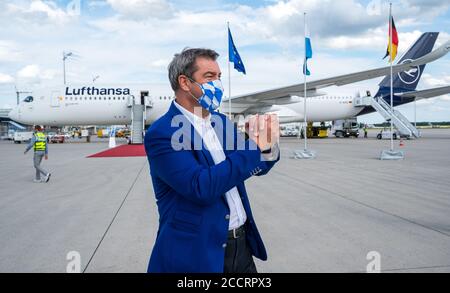 Monaco, Germania. 24 Agosto 2020. Markus Söder (CSU), Ministro Presidente della Baviera, è in piedi sul asfalto all'aeroporto di Monaco di Baviera, davanti a un aereo Lufthansa in cui la squadra del FC Bayern ha volato a casa dopo aver vinto la finale della Champions League. Credit: Peter Kneffel/dpa-Pool/dpa/Alamy Live News Foto Stock