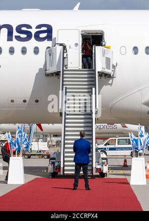 Monaco, Germania. 24 Agosto 2020. Markus Söder (CSU), Ministro Presidente della Baviera, è in piedi sul asfalto all'aeroporto di Monaco di Baviera, davanti a un aereo Lufthansa in cui la squadra del FC Bayern ha volato a casa dopo aver vinto la finale della Champions League. Credit: Peter Kneffel/dpa-Pool/dpa/Alamy Live News Foto Stock